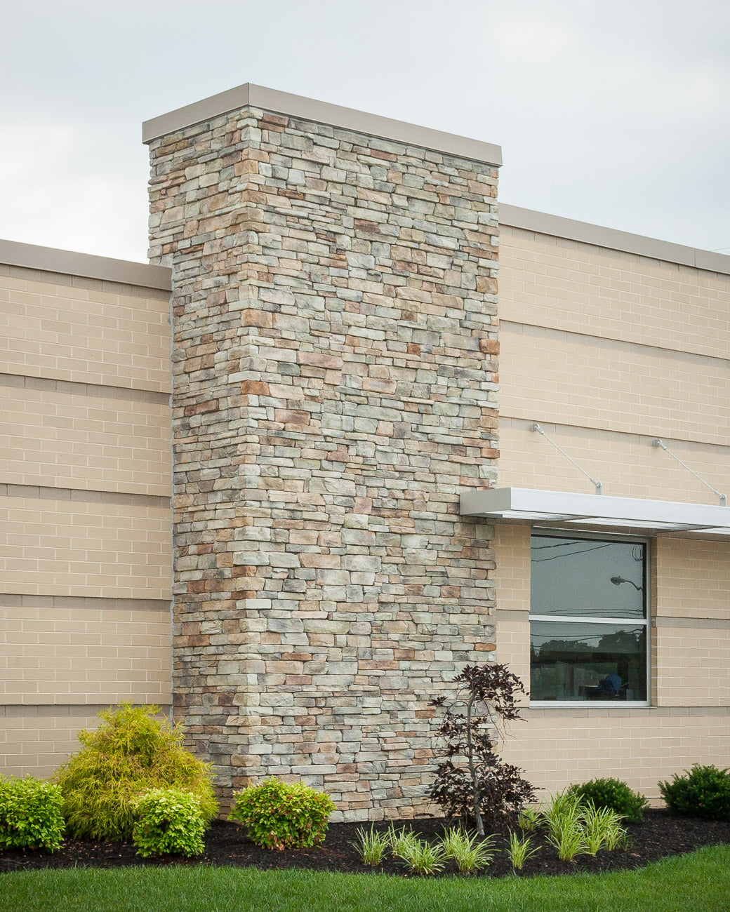 Cliffstone Mesquite manufactured stone accessories by Eldorado Stone, lifestyle installation view 2, 1 1/4"–5 1/2"×4"–21 1/4"×5/8"–2 3/8" size. Premium manufactured stone for exterior and interior walls.