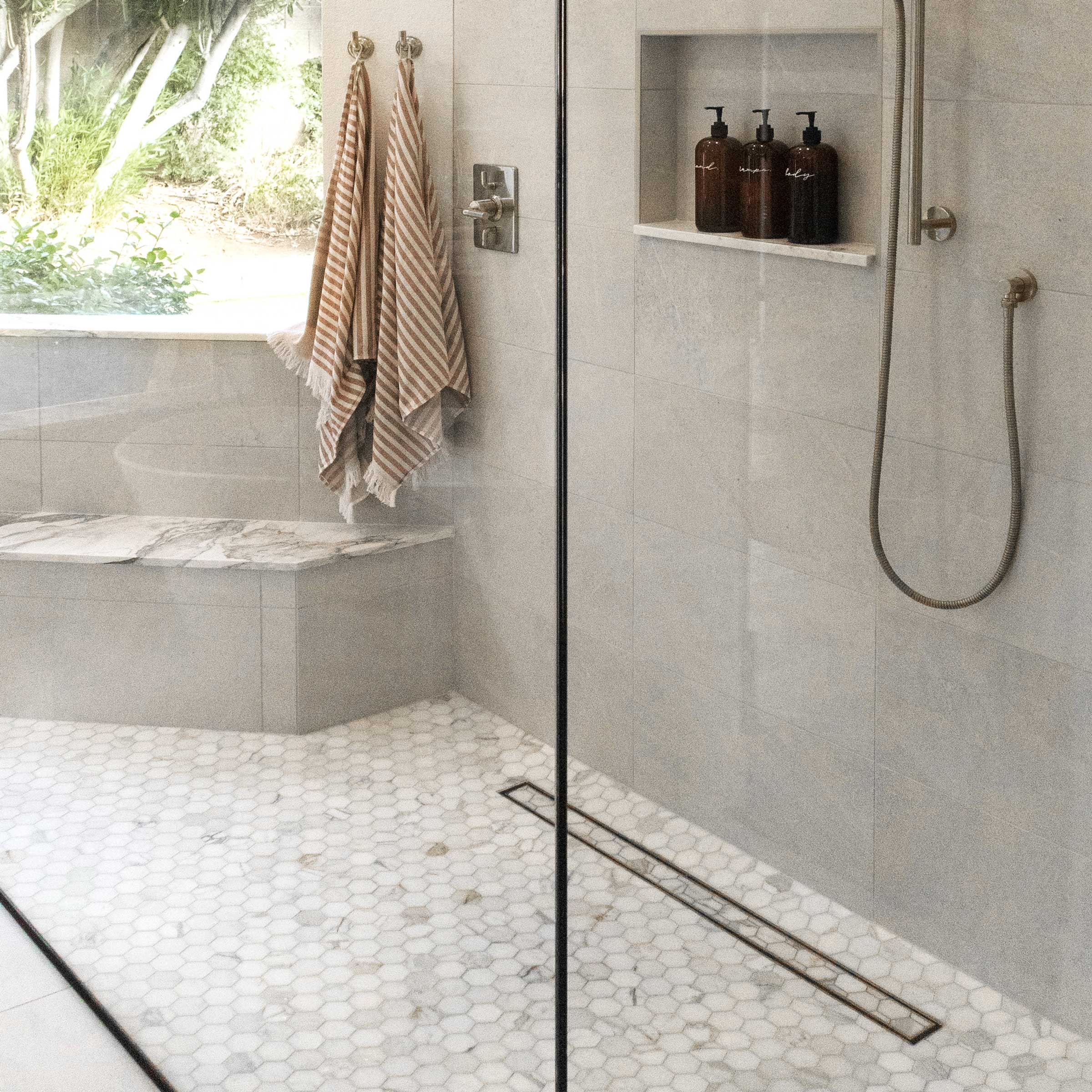 CALACATTA GOLD: Marble 1" Hexagonal Mosaic (11 1/4"x11 1/2"x3/8" | Honed)