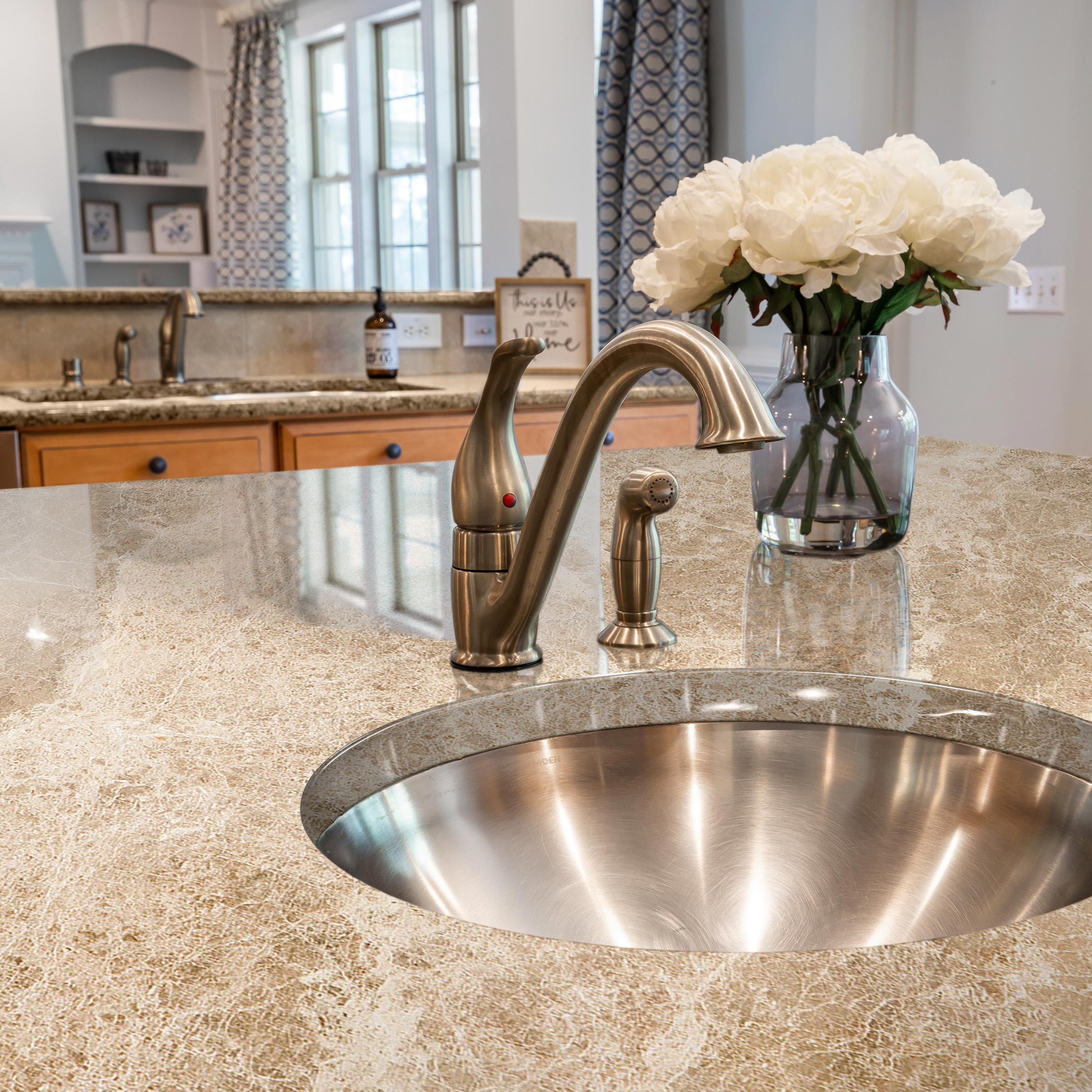 EMPERADOR LIGHT: Field Tile (18"×18"×1/2" | polished)
