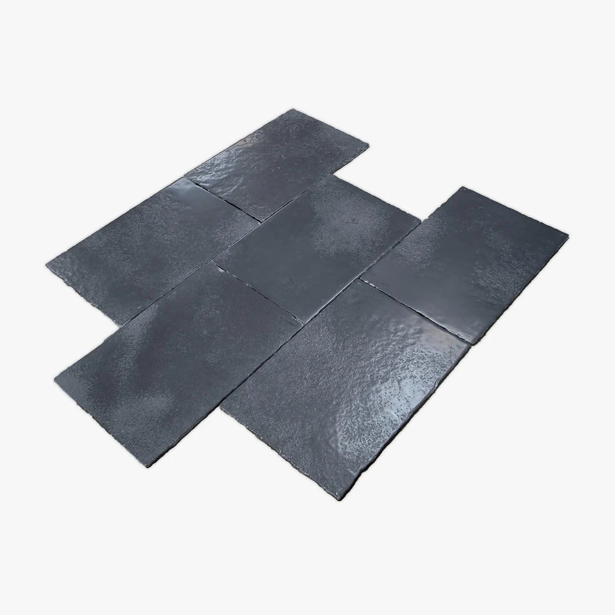 L'Heritage Reclaimed Limestones Black field tile, product image. Premium limestone for floors and walls.