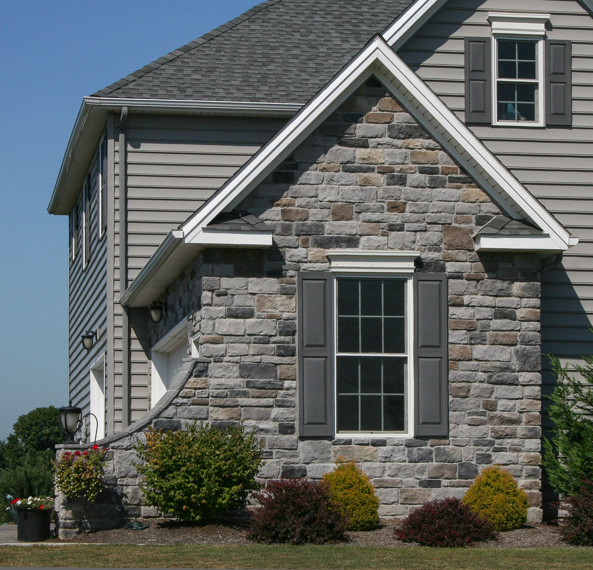Heritage Pennsylvania manufactured stone accessories, lifestyle installation view 4, 7"–11 3/4"×2 3/8"–3 1/4"×1"–1 3/4" size. Premium manufactured stone for exterior and interior walls.