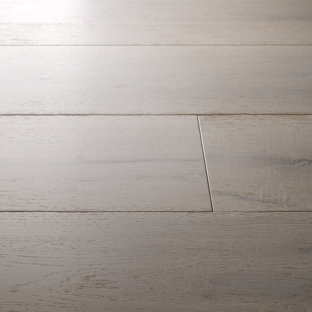 HERMITAGE: Tours White Oak Engineered Hardwood Plank (9"X24"-84"X⅝" | Wire Brush)