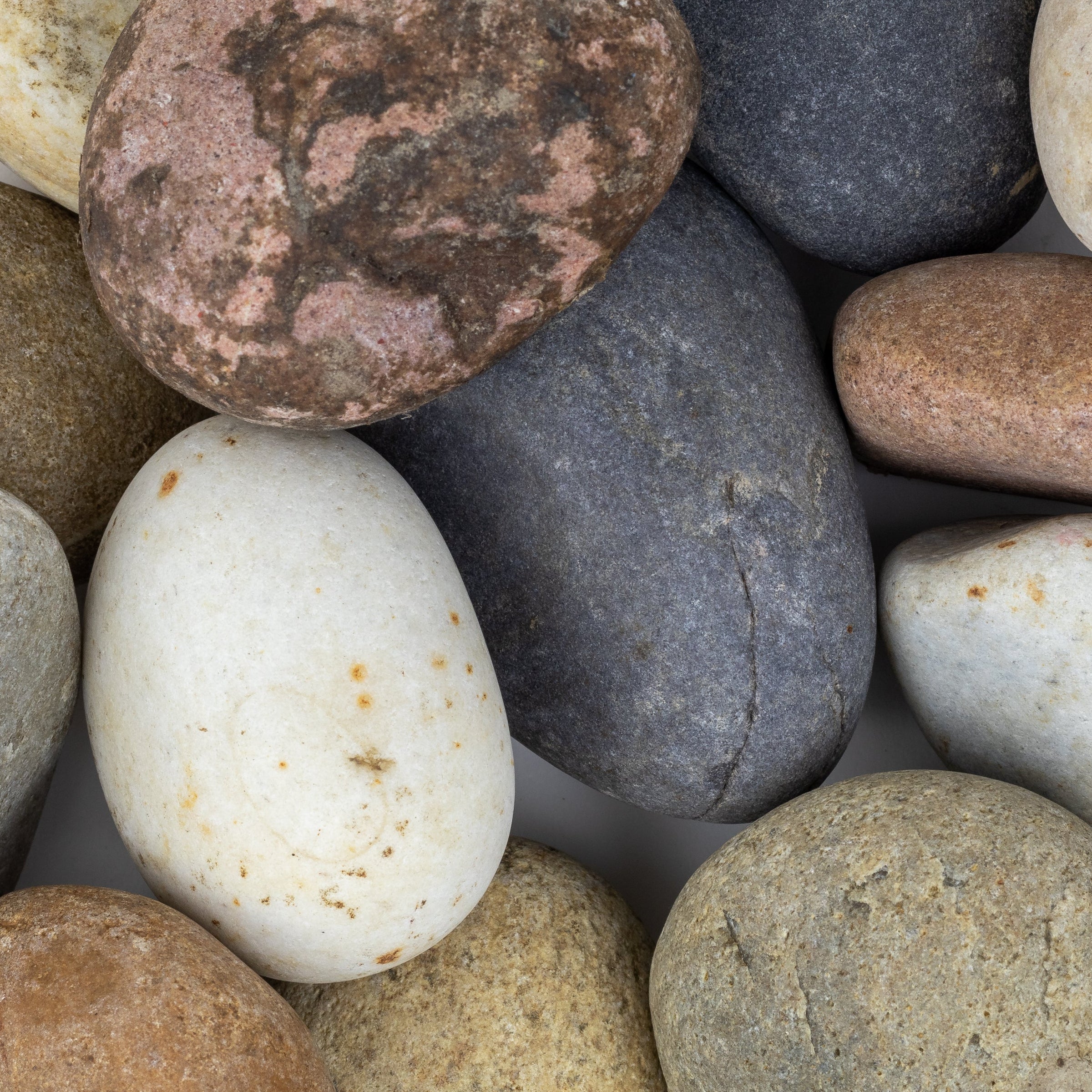 Natural pebbles for landscape design, enhancing outdoor spaces with texture and elegance.