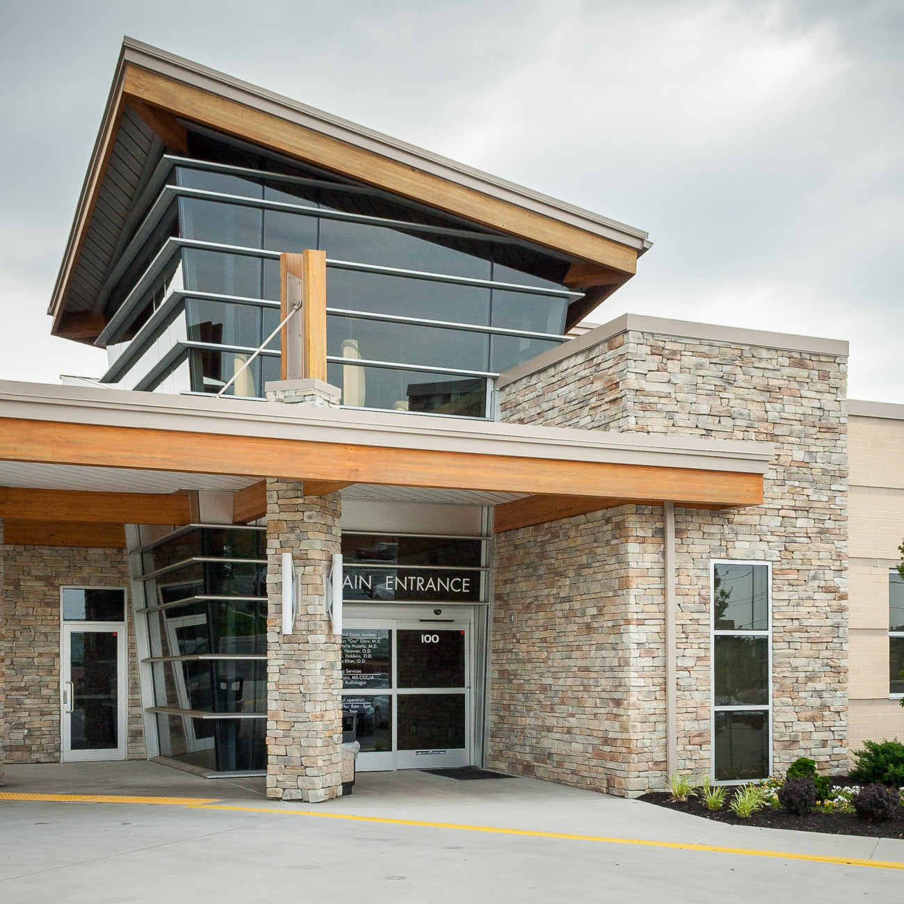Cliffstone Mesquite manufactured stone accessories by Eldorado Stone, lifestyle installation view 3, 1 1/4"–5 1/2"×4"–21 1/4"×5/8"–2 3/8" size. Premium manufactured stone for exterior and interior walls.