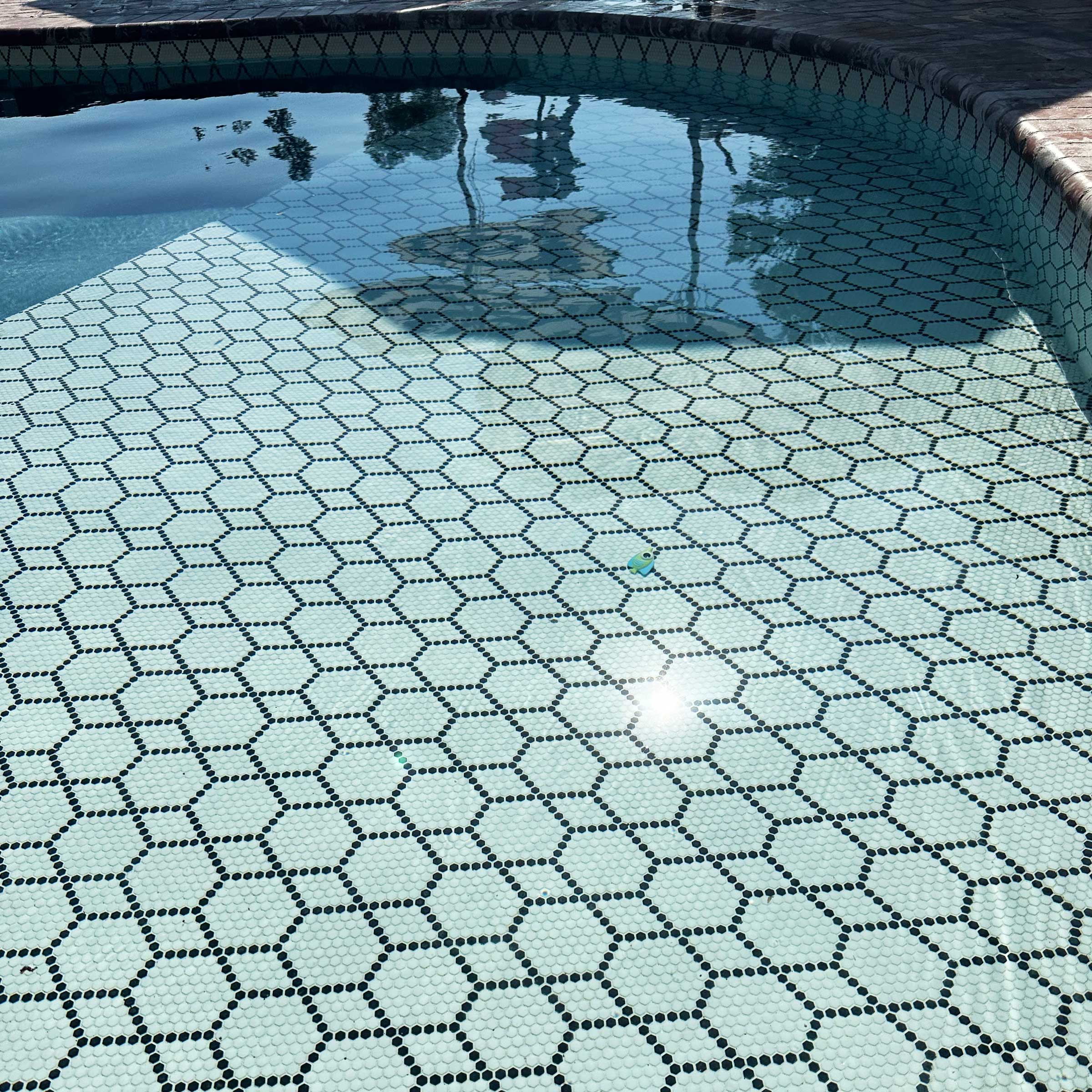 GEOMETRO: Tulle Classic Hexagonal Recycled Glass Mosaic (11 7/16"x11 13/16"x3/8" | Matte)