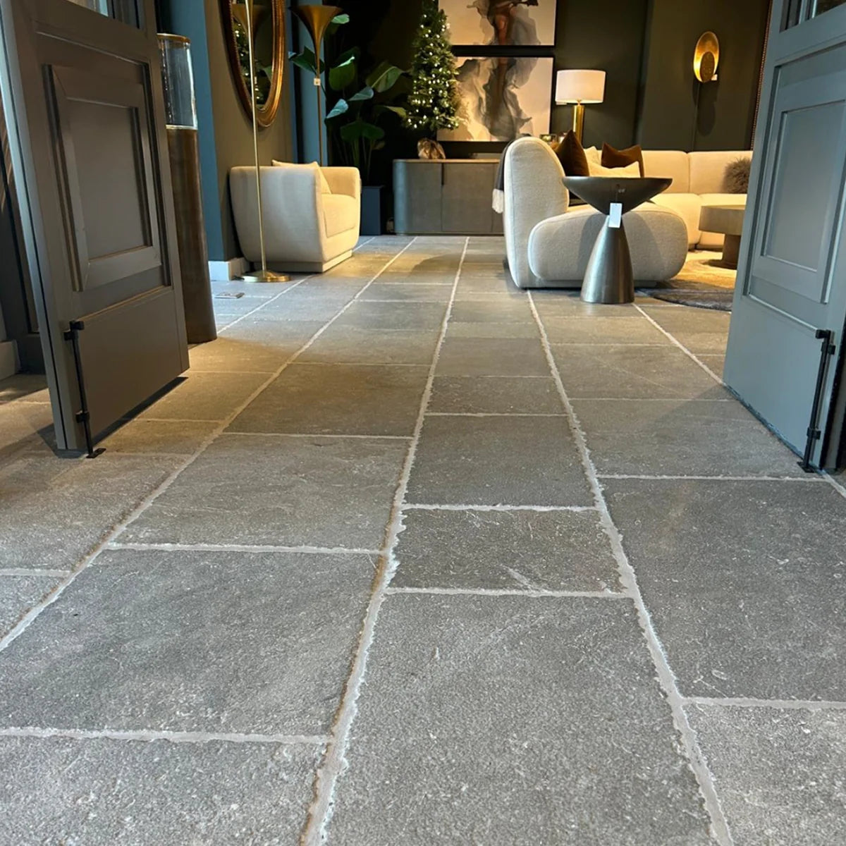 L'Heritage Reclaimed Limestones Gray field tile, lifestyle installation view 1. Premium limestone for floors and walls.