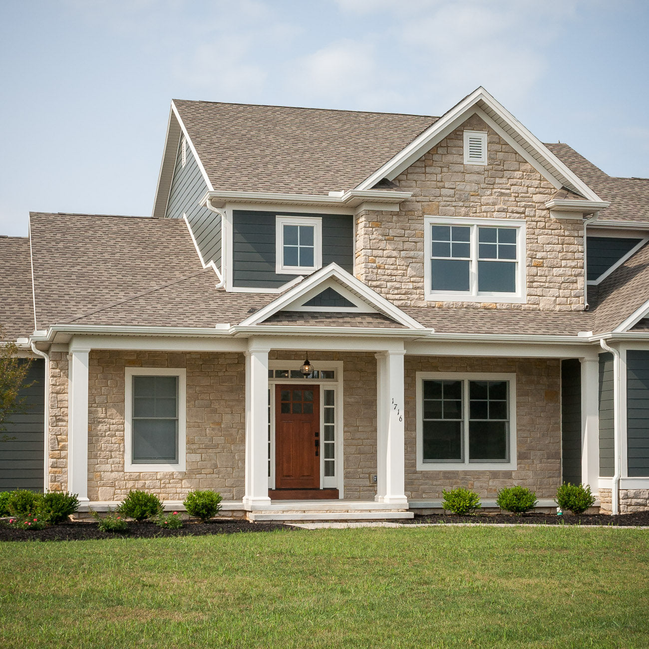 Heritage Ohio manufactured stone accessories, lifestyle installation view 2, 7"–11 3/4"×2 3/8"–3 1/4"×1"–1 3/4" size. Premium manufactured stone for exterior and interior walls.